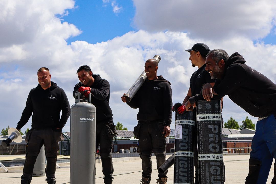 Team Van Elk Dakwerken op het dak