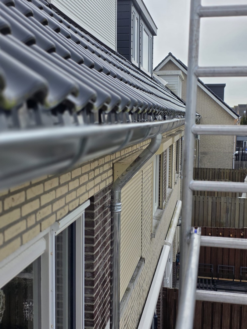 Zinken dakgoot vernieuwd Den Haag