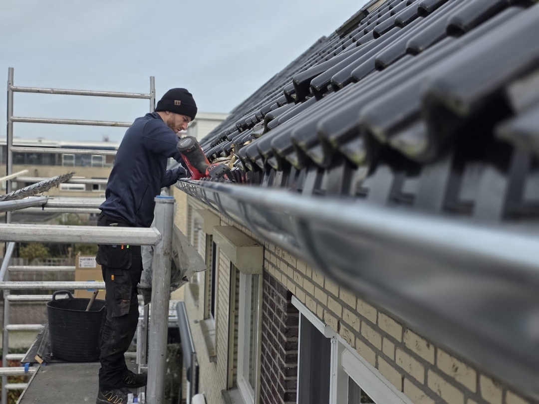 Vakman van Van Elk aan het werk op een dak